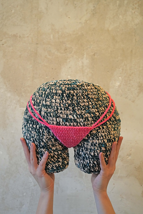 TA02 – Grosser po - Blaue Haut und rosa Tanga